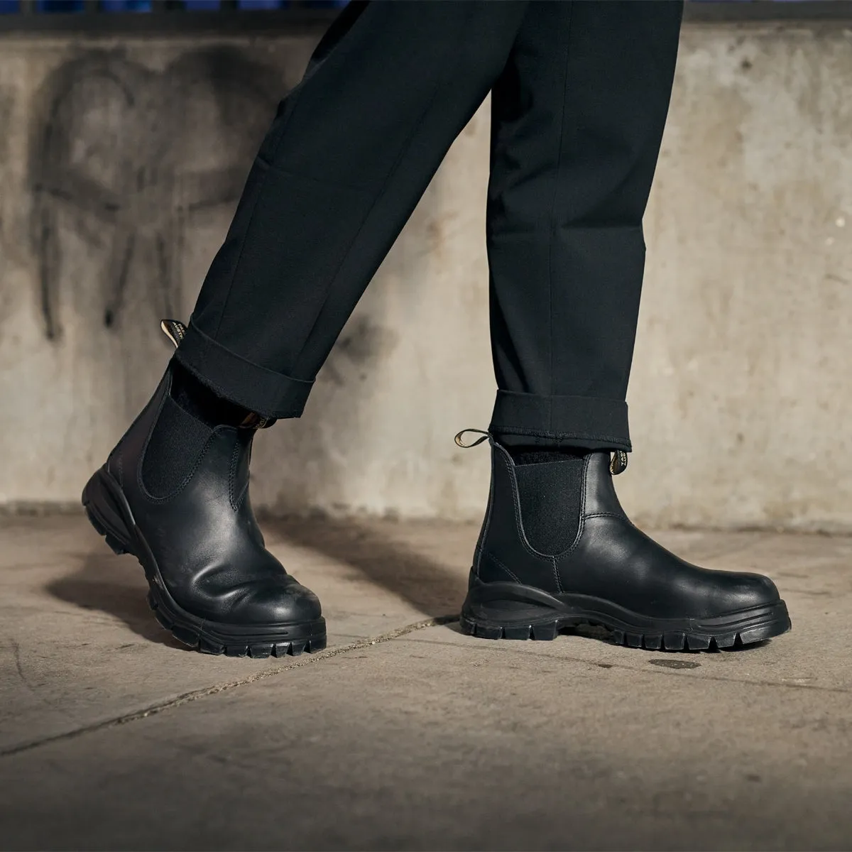 Blundstone Lug Chelsea Boots 2240 in Black