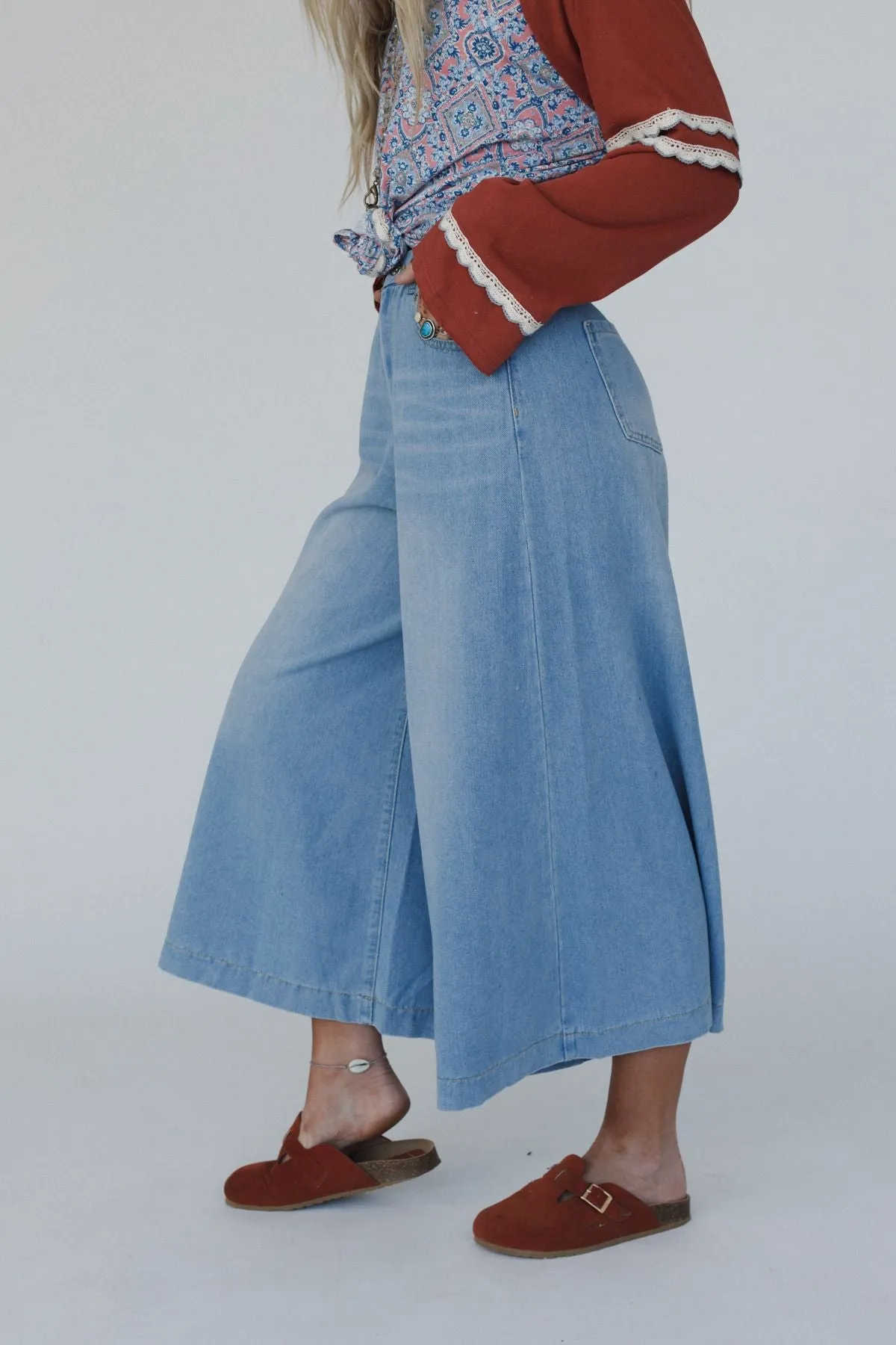 Frontier Flare Jeans - Light Wash